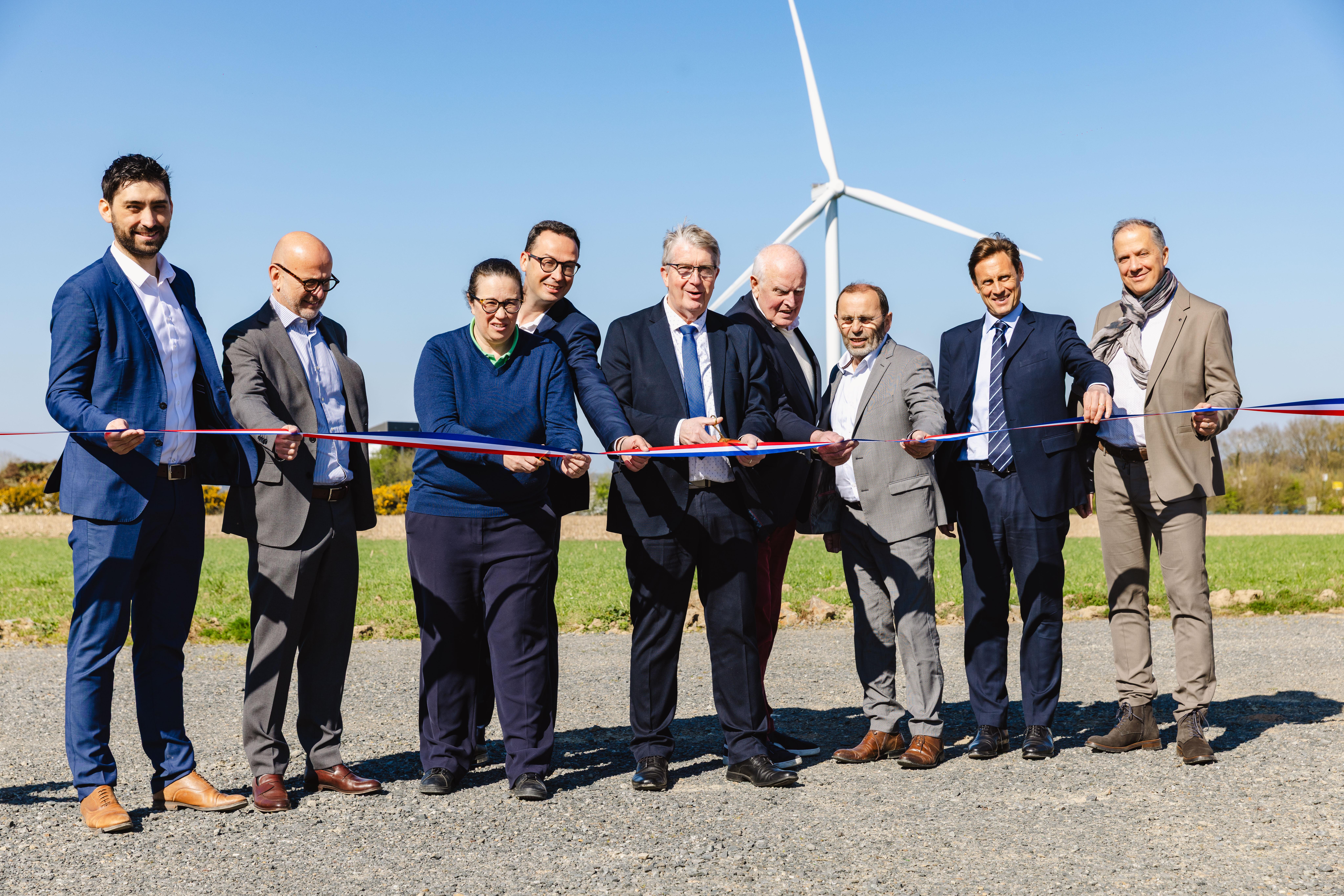 Inauguration des éoliennes de la Lande, découpe du bandeau bleu, blanc, rouge