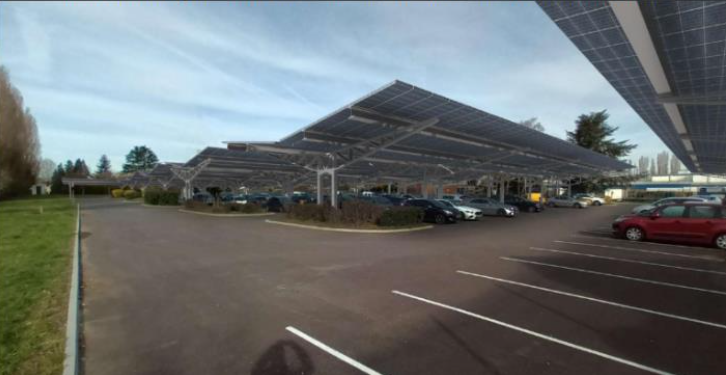 Panneaux solaires en ombrière