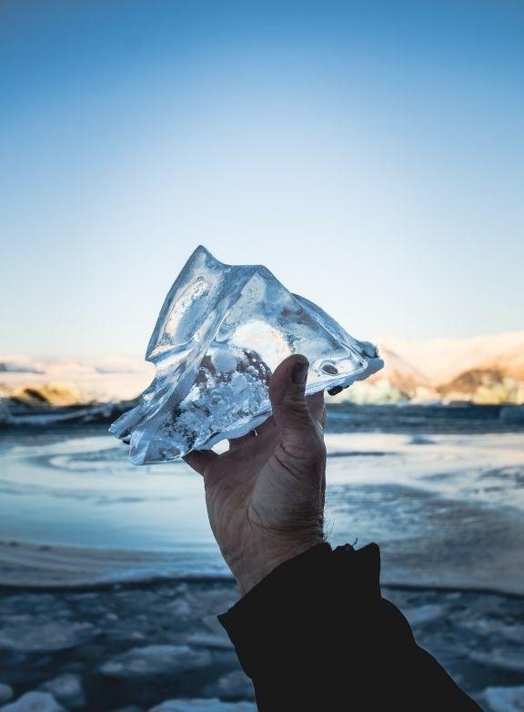 Main tenant de la glace