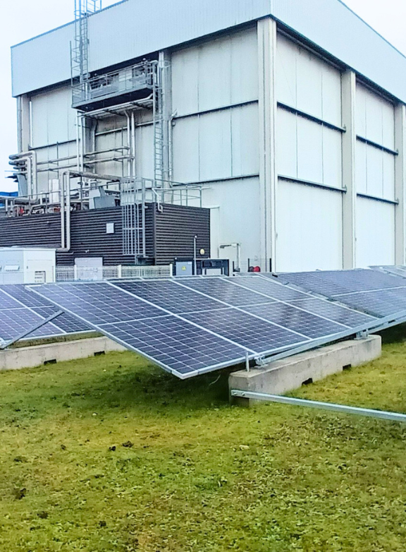 Panneau solaire au sol devant un bâtiment