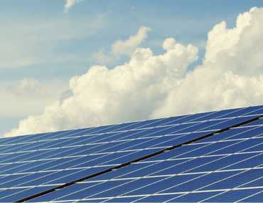 Centrale photovoltaïque et ciel bleu