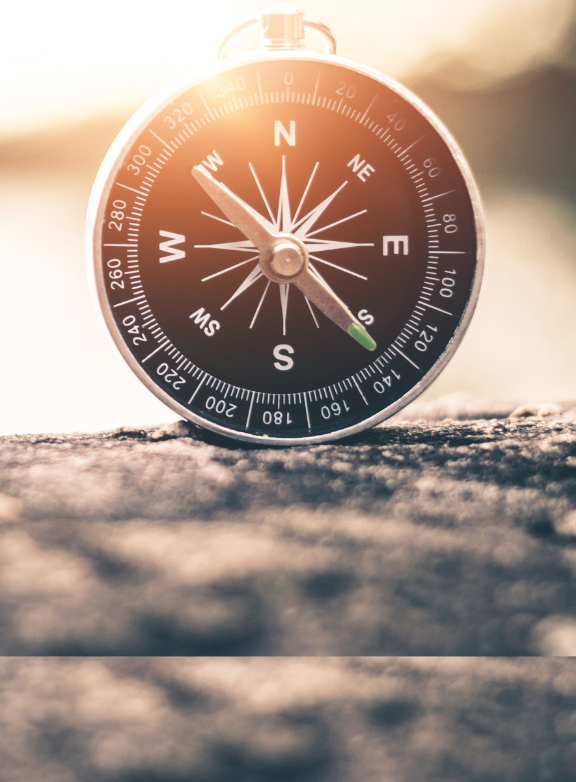 Boussole sur une pierre